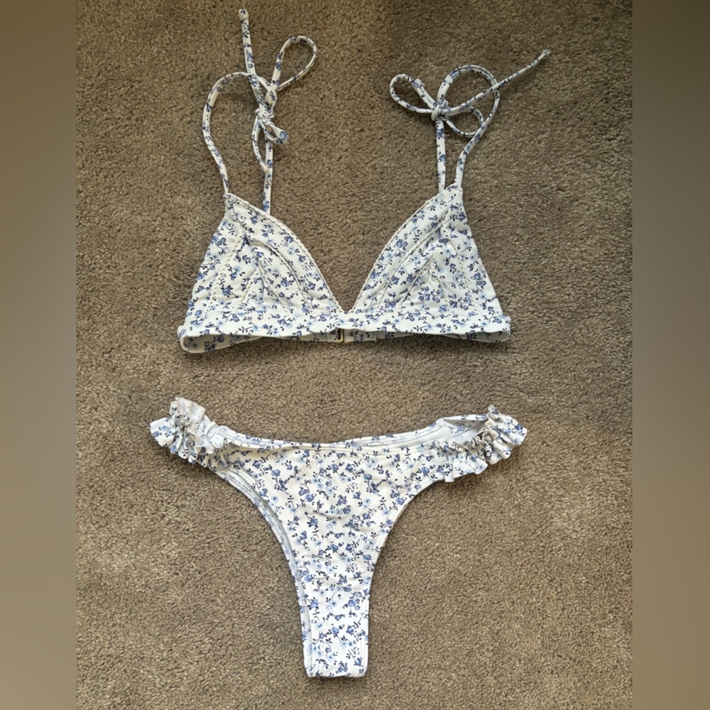 NWOT HOLLISTER BLUE PRINT CHEEKY BIKINI SET